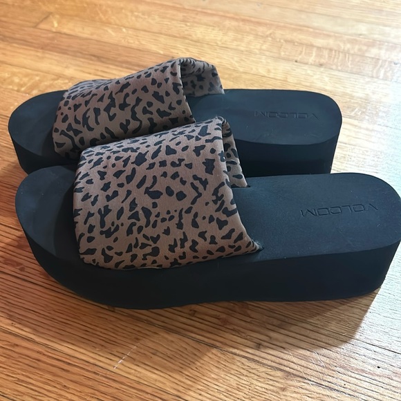Volcom Leopard print platform sandals. Size 9.5 almost new. - Picture 1 of 7